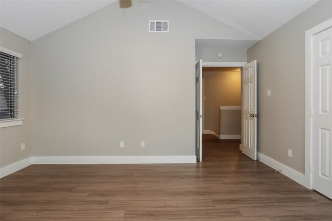 Building Photo - 15518 4 Leaf Dr