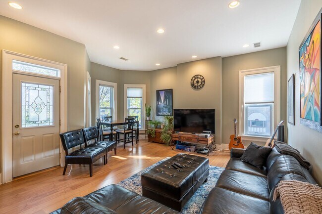 Building Photo - 1371 N High St