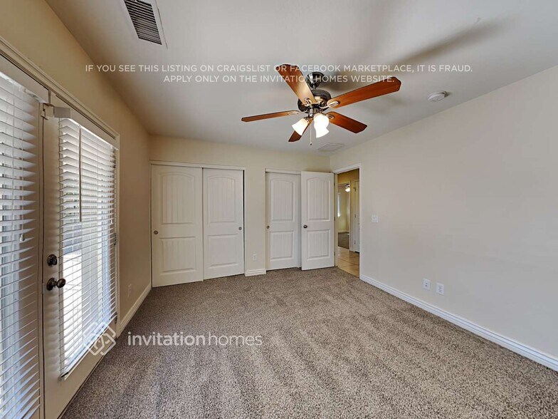 Building Photo - 2315 W Paradise Dr