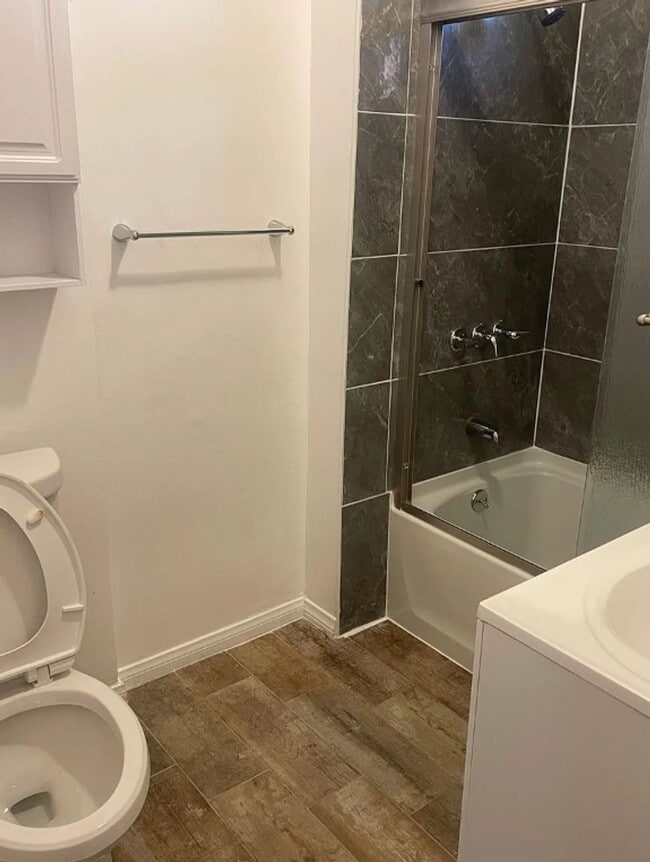 Building Photo - E1077F