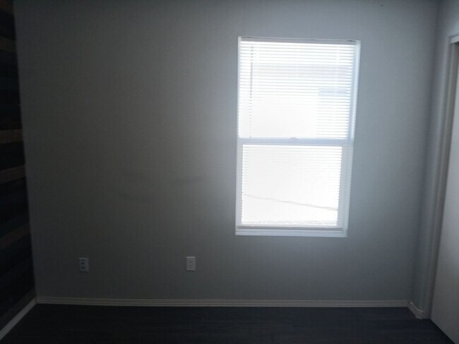 Building Photo - 3 Bedroom, 2 Bathroom Home! Schedule a Sho...
