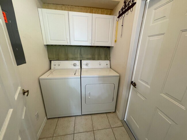 Building Photo - 5708 Greenwood Cir