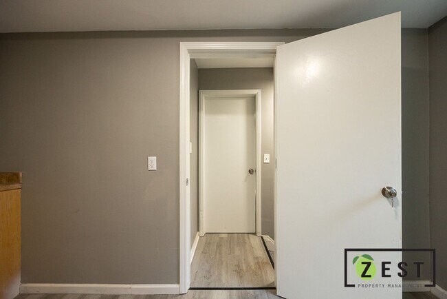 Building Photo - 5235 Chatsworth St