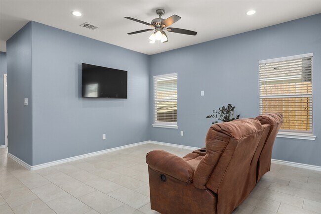 Building Photo - 2518 33rd Ave N