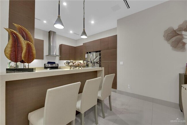 Building Photo - 28 Sycamore Ave