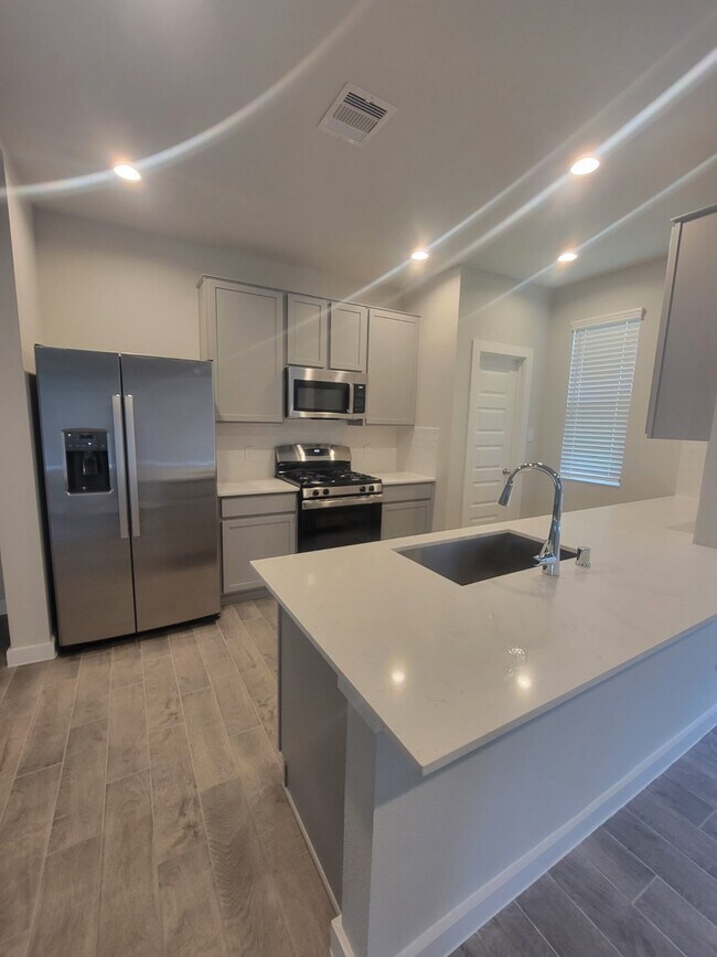Building Photo - 2615 Village Side Trl
