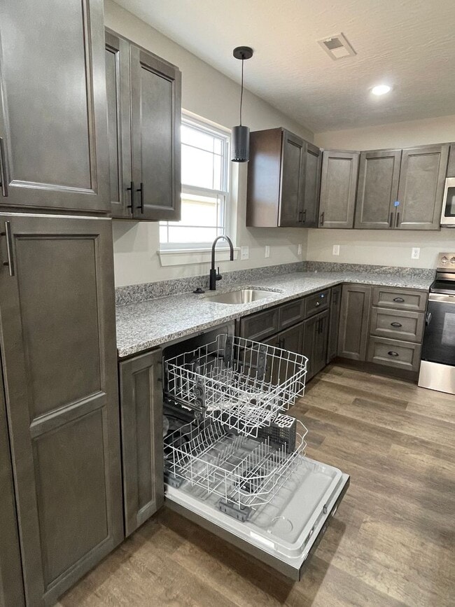 Building Photo - NEW CONSTRUCTION 3 Bed 2 Bath FOR RENT in Waynesville