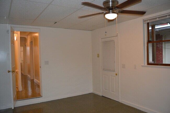 Building Photo - 445 W King St