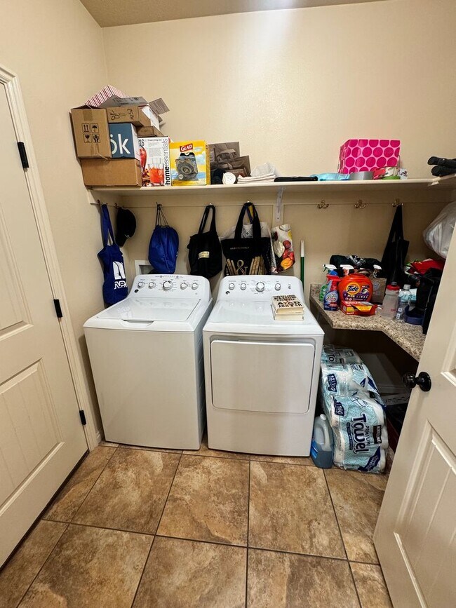 Building Photo - Short Term Fully Furnished Rental! Available May 1st - October 31st!