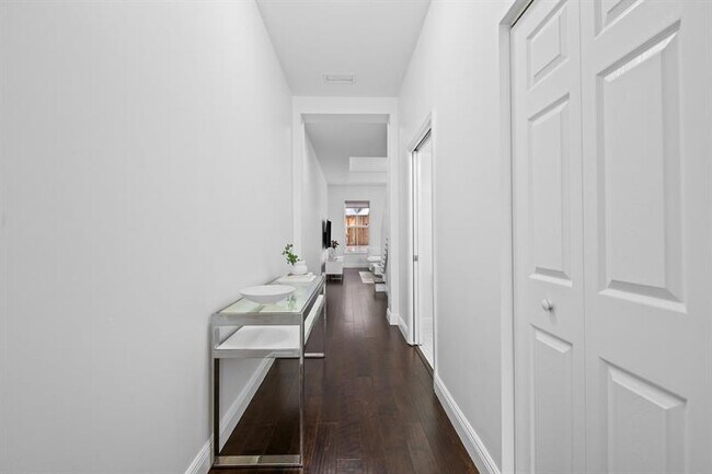 Building Photo - 515 SW 18th Ave