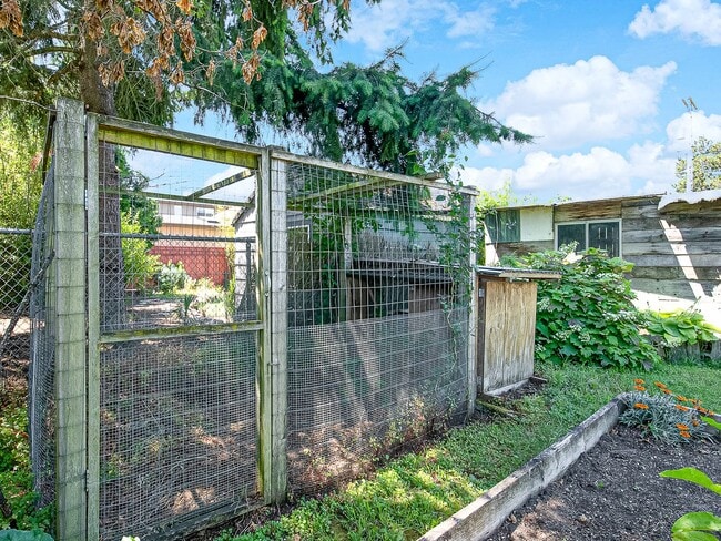 Building Photo - Adorable, vintage 1924 2-bdrm/1-bath w/ fe...