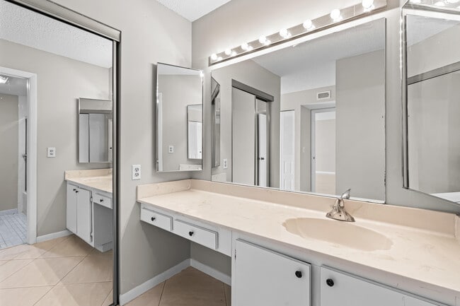 Building Photo - 9270 Vista Del Lago