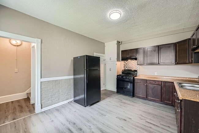 Building Photo - 911 Sims Ave