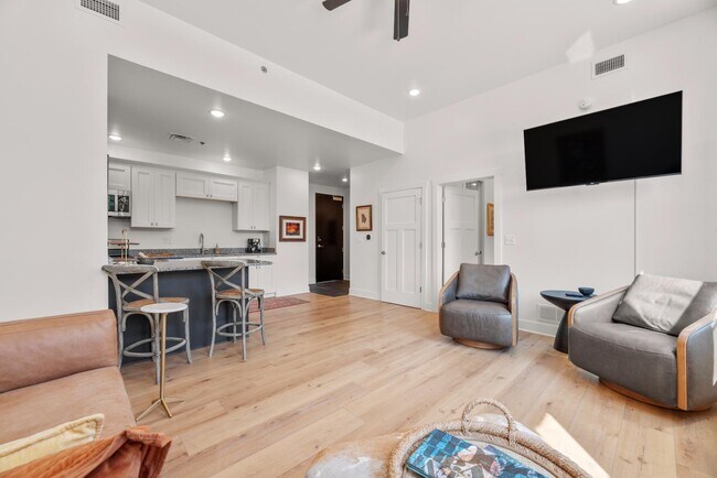 Building Photo - 301 N Mulberry St