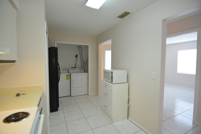 Building Photo - East Orlando 3/2 duplex. TILE FLOORS, Fresh paint, community pool!