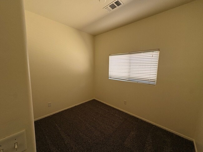 Building Photo - 3 Bed 2 Bath Gated Home On Grant & Silverbell With Community Pool