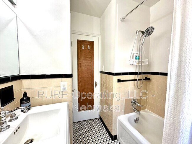 Building Photo - 4928 Happy Hollow Blvd