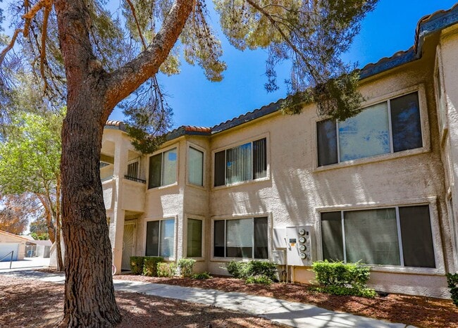 Primary Photo - Centrally Located 3 Bed Condo In Gated Com...
