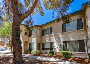 Building Photo - Centrally Located 3 Bed Condo In Gated Com...