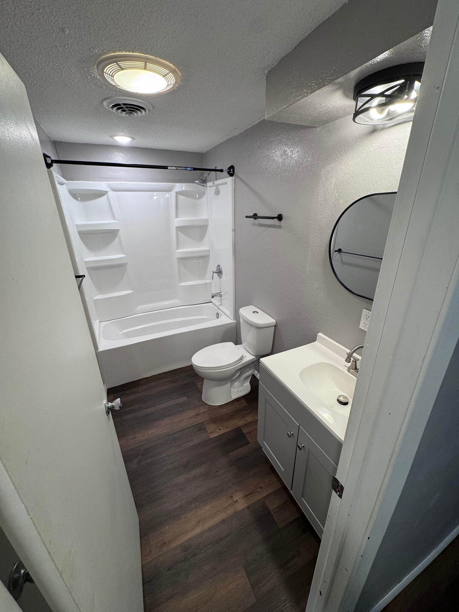 Main bath - 205 S Forester Dr
