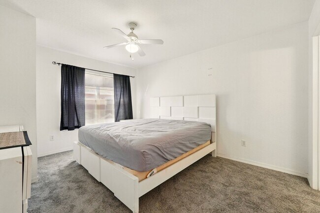 Building Photo - Charming and Spacious 4-Bedroom, 3-Bathroom Fully Furnished Townhome  in the Sought-After Venetia...