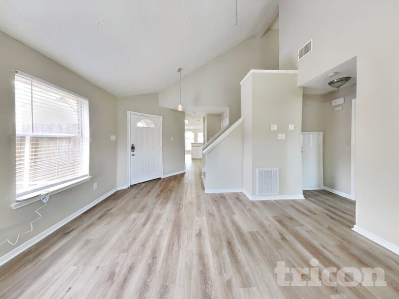 Building Photo - 2013 Greenwood Dr