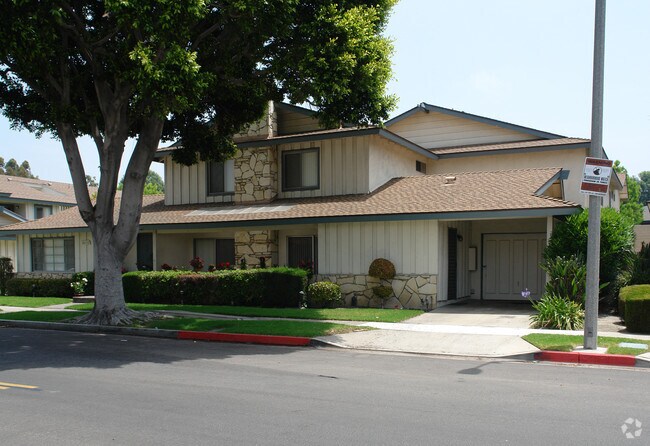 Building Photo - Huntington Palms