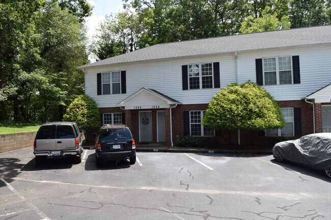 Building Photo - $1,150 | 2BR/1.5BA End Unit Townhouse – Sp...