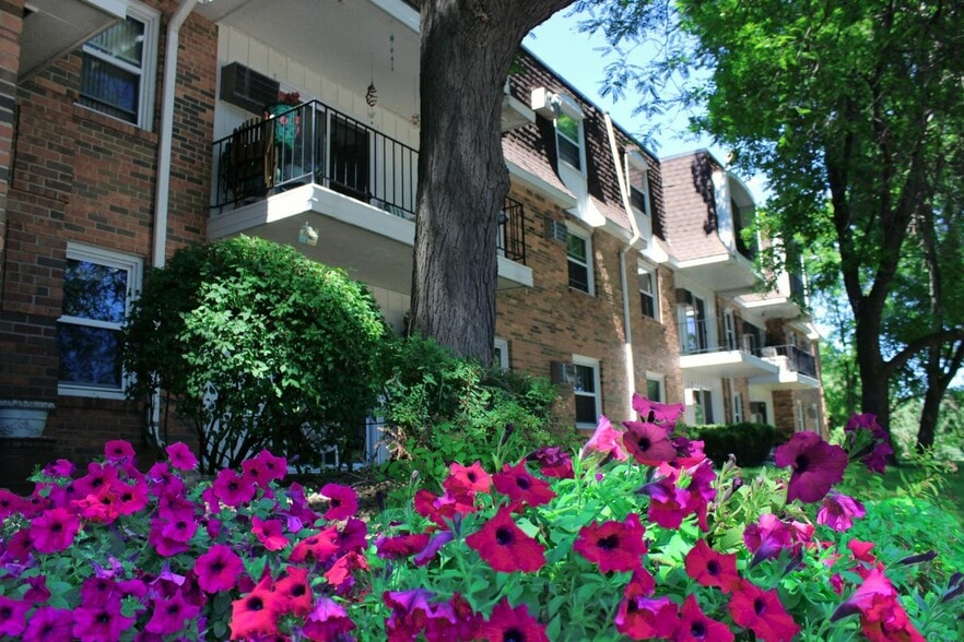 Building Photo - Chateau Apartments