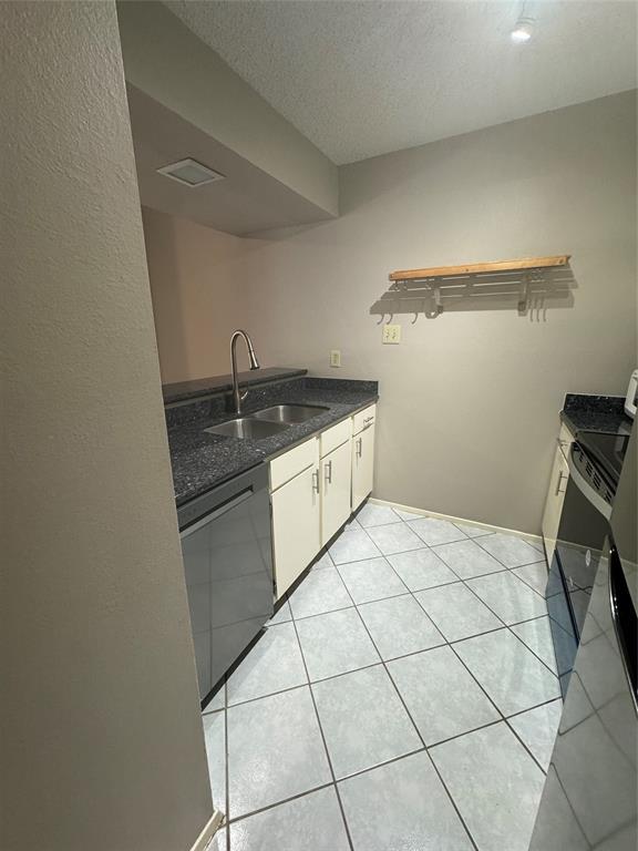 Building Photo - 7128 N Holiday Dr