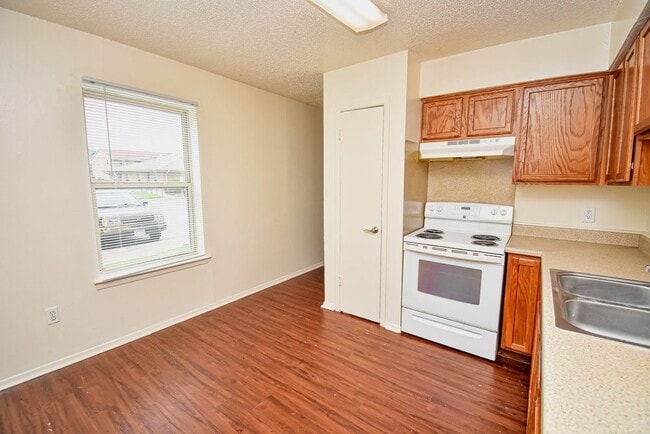 Building Photo - 100 Sunset St