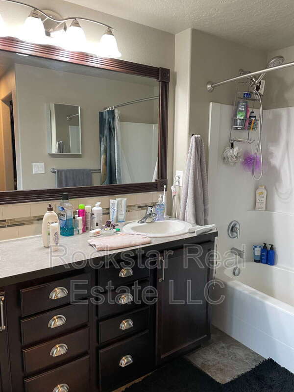 Building Photo - 1327 N Rogue River St