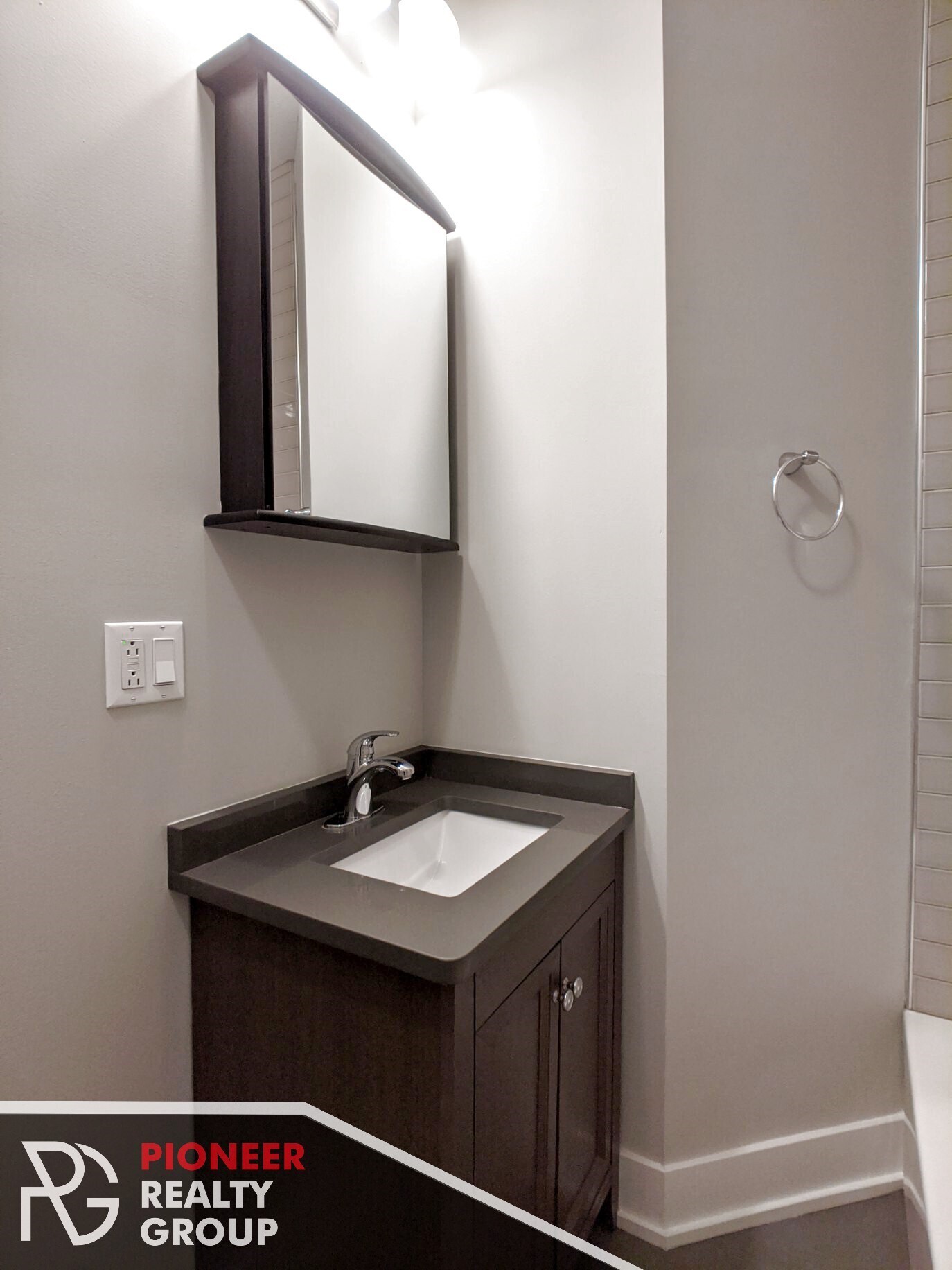 Building Photo - 635 W Oakdale Ave