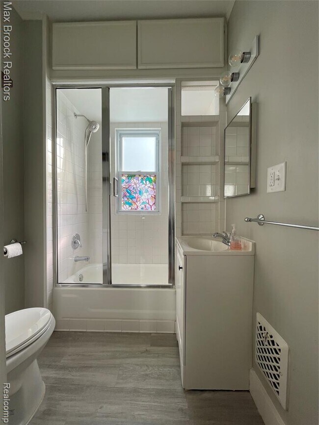 Building Photo - 808 Laprairie St