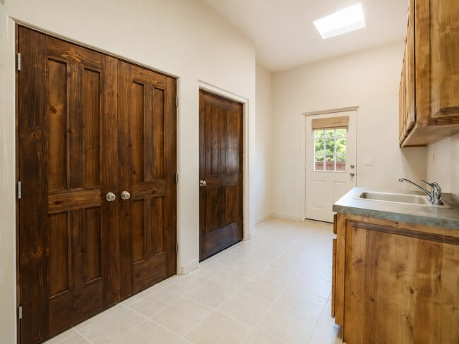 Building Photo - 61 Paseo Del Antilope