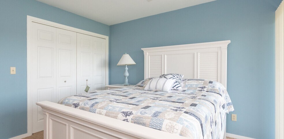 Building Photo - 230 Oak St