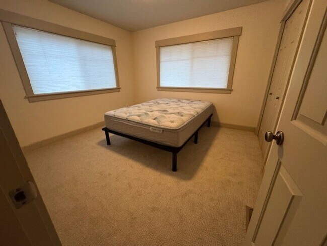 Building Photo - Partially furnished sort term  West Side Location