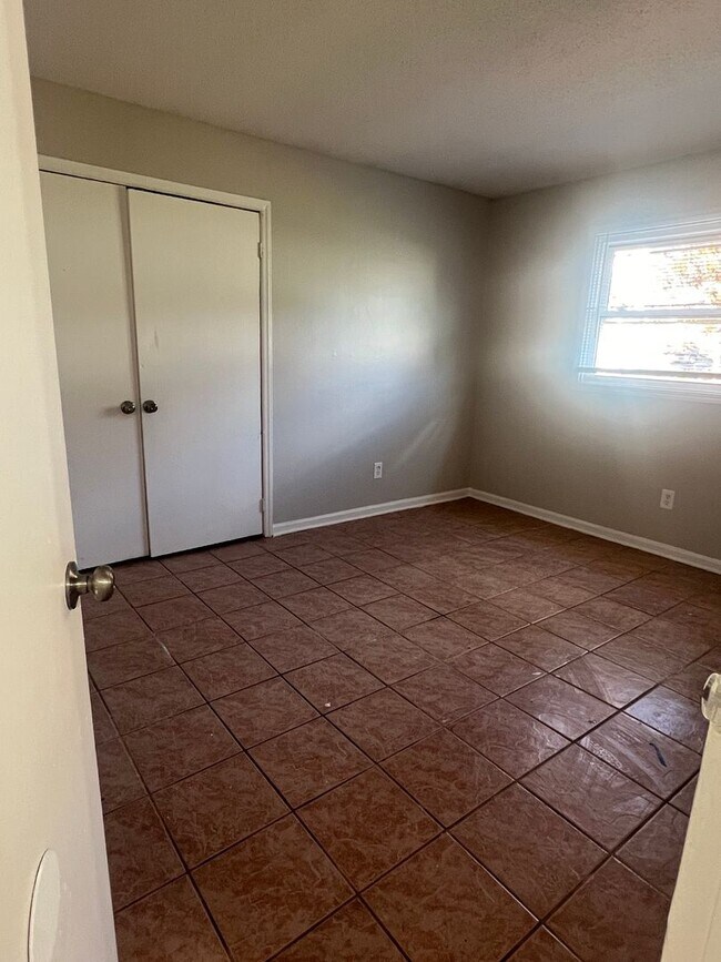 Building Photo - Spacious 2 Bedroom 1 Bath Second Floor Unit