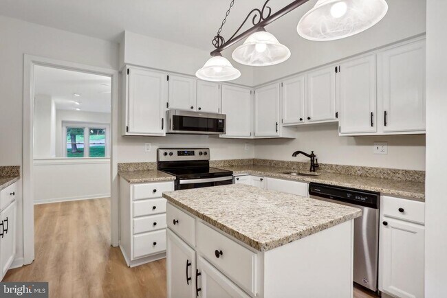 Building Photo - 3202 Eaton Ct