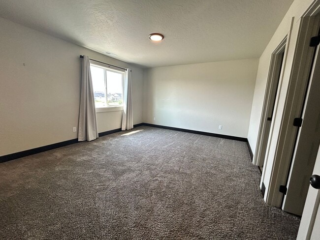 Building Photo - 3 Bed / 2.5 Bath Townhouse with Fenced Yard – Great Kalispell Location!