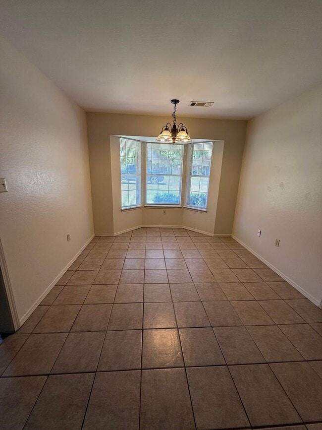 Building Photo - 3 Bed 2 Bath House With 2 Car Garage.