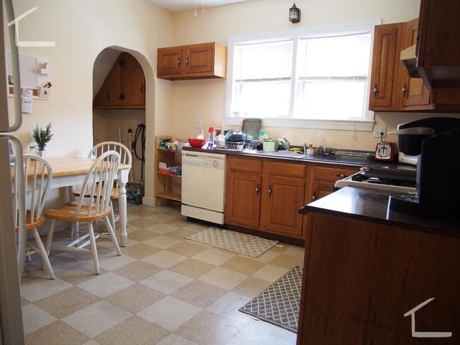Building Photo - Don't miss out on this rare pricing 3 bed in Brighton.... April or May Move in!!
