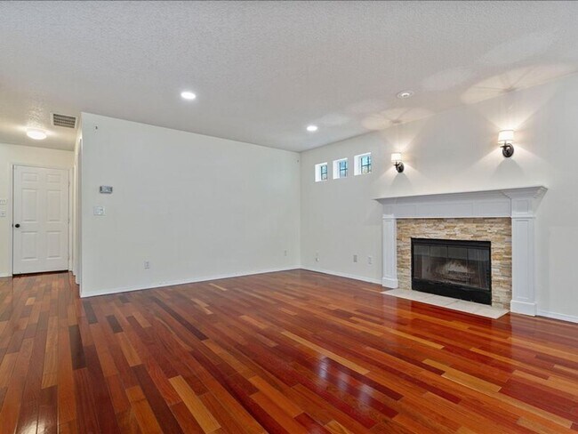 Building Photo - FOR RENT: MRS. CLEAN LIVED HERE! LOVELY HILLSBORO HOME AVAILABLE NOW! 4 BED, 2.5 BATH, 2 CAR GAR,...