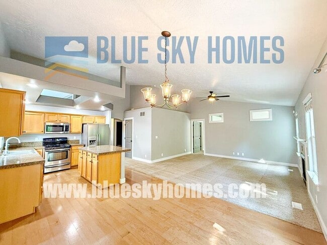Building Photo - 5930 N Silver Maple Ave