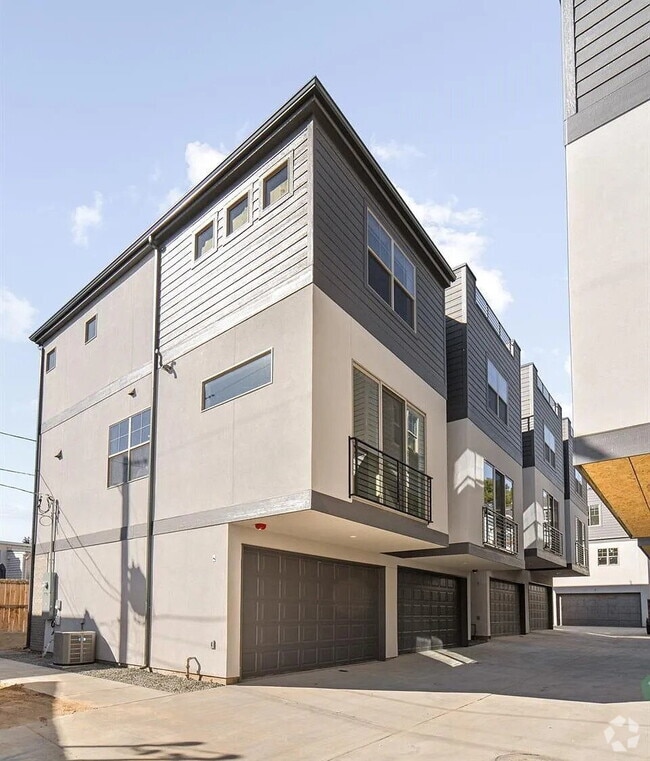 Building Photo - Amazing Jefferson Park 2 Bed / 4 bath Dupl...