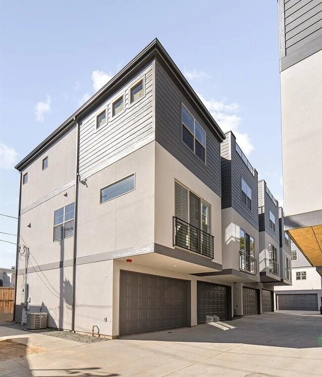 Primary Photo - Amazing Jefferson Park 2 Bed / 4 bath Dupl...