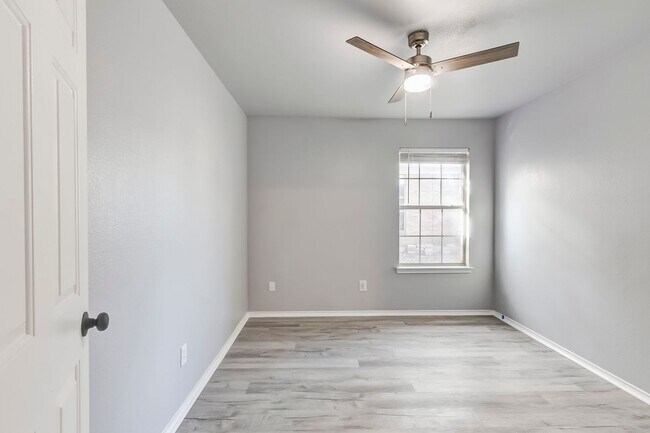 Building Photo - 113 W Deer Horn Pass