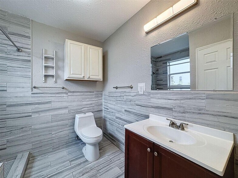 Building Photo - 1716 E Columbus Dr