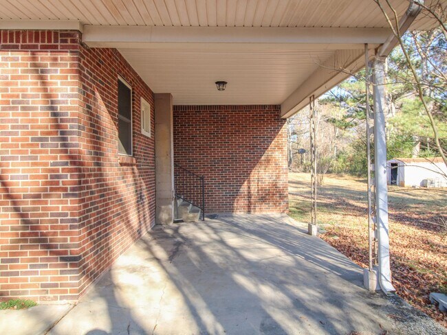 Building Photo - Well maintained brick home in a fantastic location!