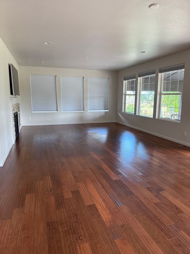 Building Photo - Spacious and Bright 4 Bedroom Home in Wind...